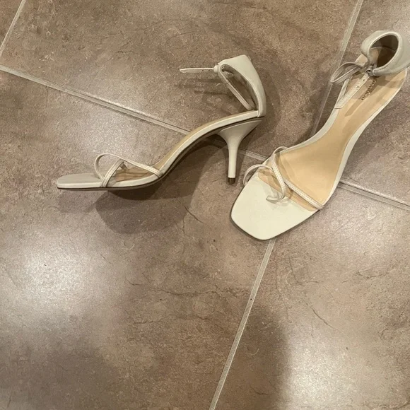 Reformation Gigi Strappy Mid Heel Sandal
Almond 9 $278 Curent - Picture 5 of 8